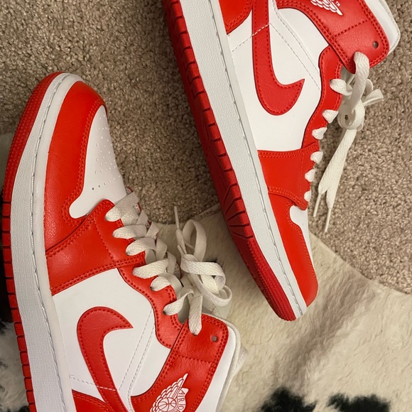 Wmns Air Jordan 1 Mid 'Habanero Red - Picture 4 of 7